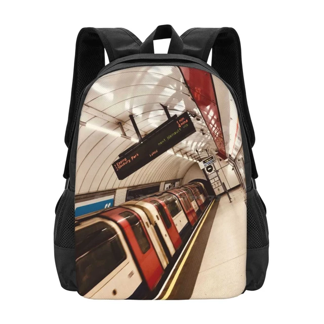 Londra yer İstasyonu okul çantaları altında dizüstü bilgisayar seyahat sırt  çantası tüp tren yolculukta londra ulaşım