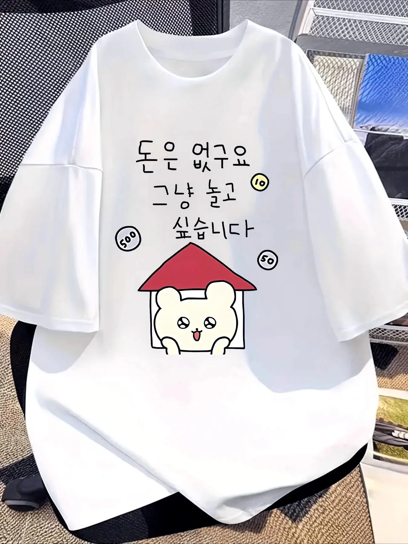 Neues, lustiges koreanisches Cartoon-Bärenhaus-Münz-Graffiti-Muster Sommer Damen T-Shirt – Weiches und atmungsaktives Vintage Y2K Damenoberteil
