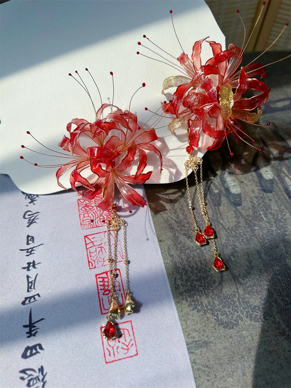 Fermaglio capelli fiore lycoris radiata con nappine antico_voghion.com
