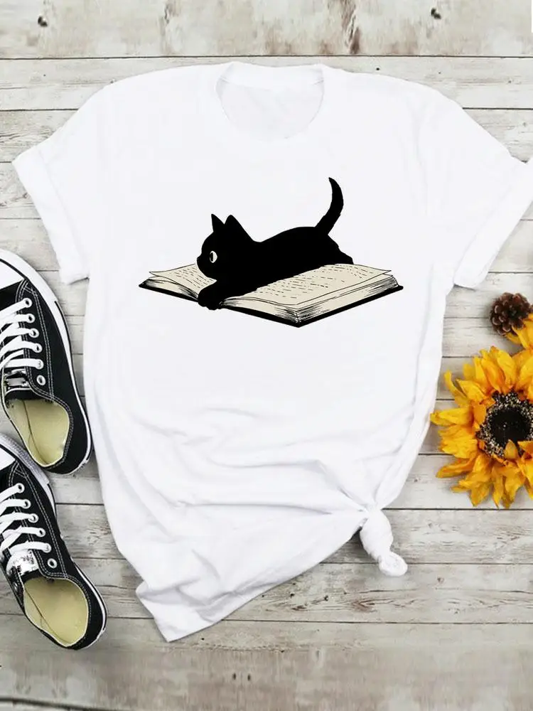 

Женская футболка с коротким рукавом и принтом «Книга кошки»