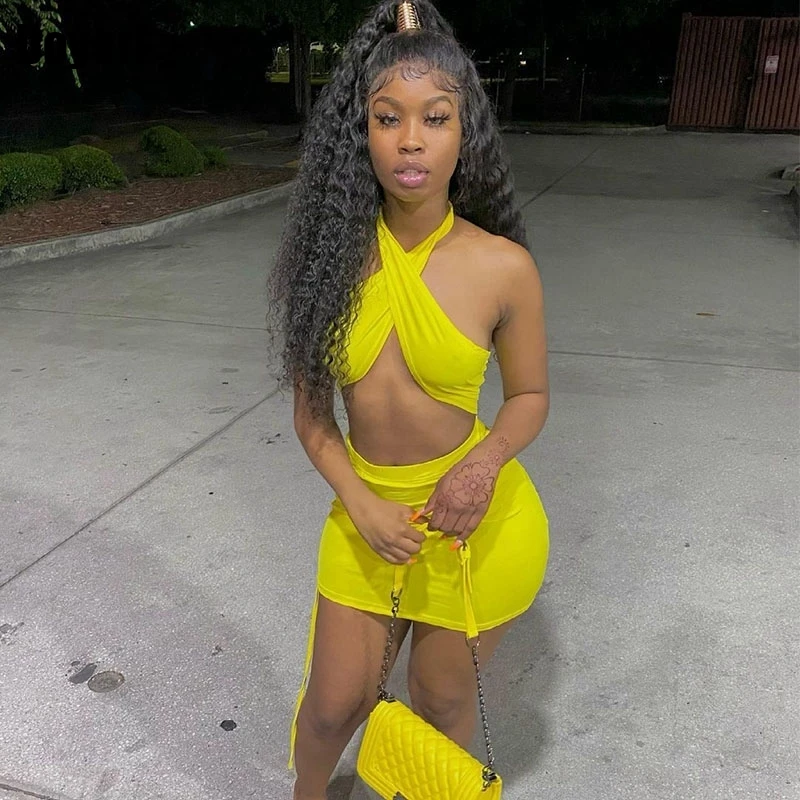 Женский комплект из двух предметов: мини-юбка и топ с лямкой на шее |