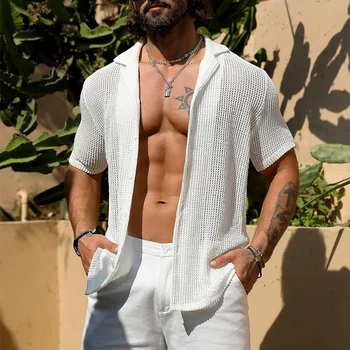 Camicia lavorata a maglia traspirante scavata sexy da uomo Summer Beach Vedi attraverso camicie casual Camicie da uomo a maniche corte con bottoni in tinta unita
