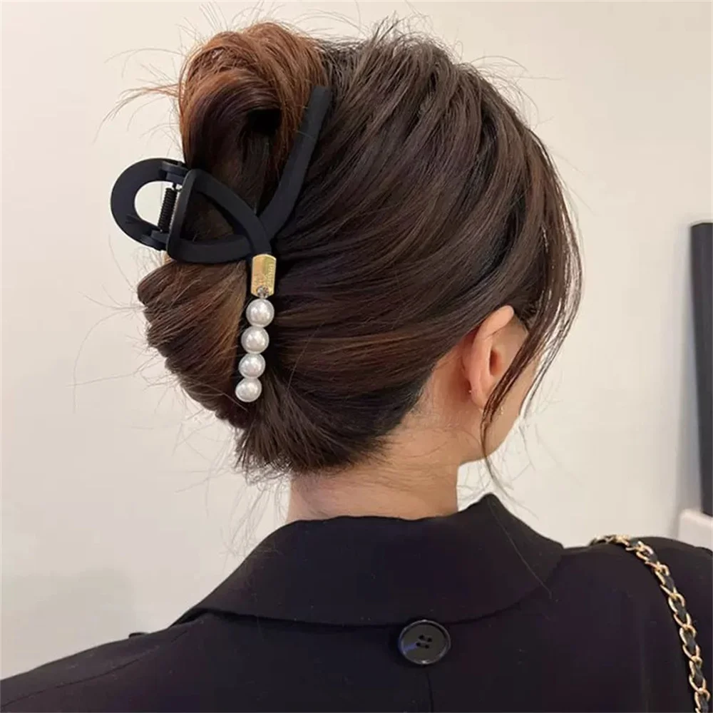 Elegant Imitation Pearl Hair Claws Women Geometric Hair Clip Solid Strong Hold Non-Slip Banana Clips For Thin Hair Shark Hairpin