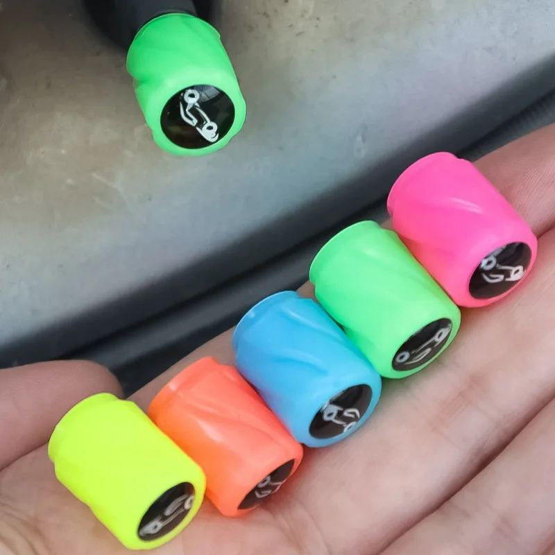 4pcs 빛나는 밸브 모자 자동차 형광 타이어 밸브 모자 자동차 로고와 함께 빛나는 자동차 오토바이 자전거 바퀴 플러그 타이어 허브 커버 장식