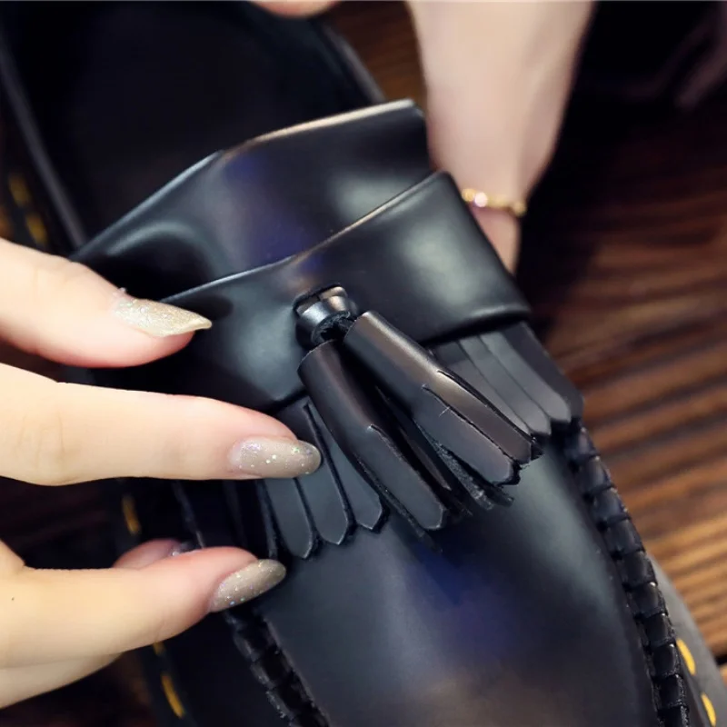Spring and Autumn Men and Women Loafers Fashion Tassel Shoes Women Slip-On British Business Casual Leather Shoes Luxury