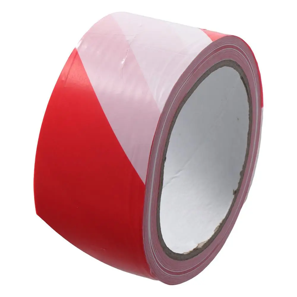 Bande de ruban d'avertissement de sécurité rouge et blanc tendue entre deux poteaux, utilisée pour baliser une zone dangereuse.