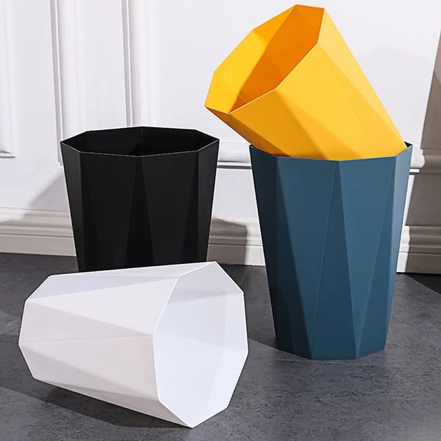 Moderner Edelstahl-Mülleimer mit „Push”-Deckel