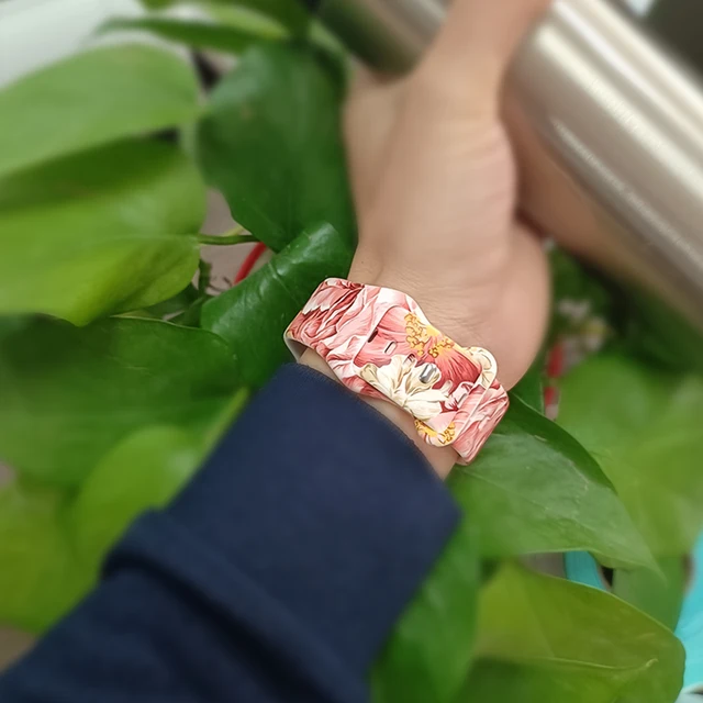 꽃이 만발한 스타일을 손목에: 실리콘 꽃 인쇄 애플 워치 밴드