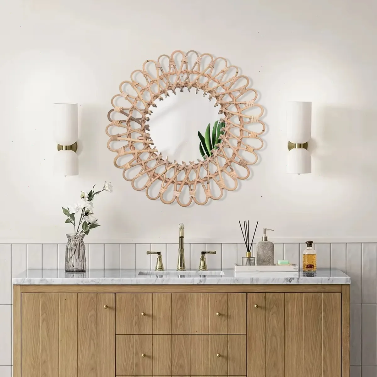 Rotan wandspiegel boven badkamer-vanity met marmeren blad en messing kraan