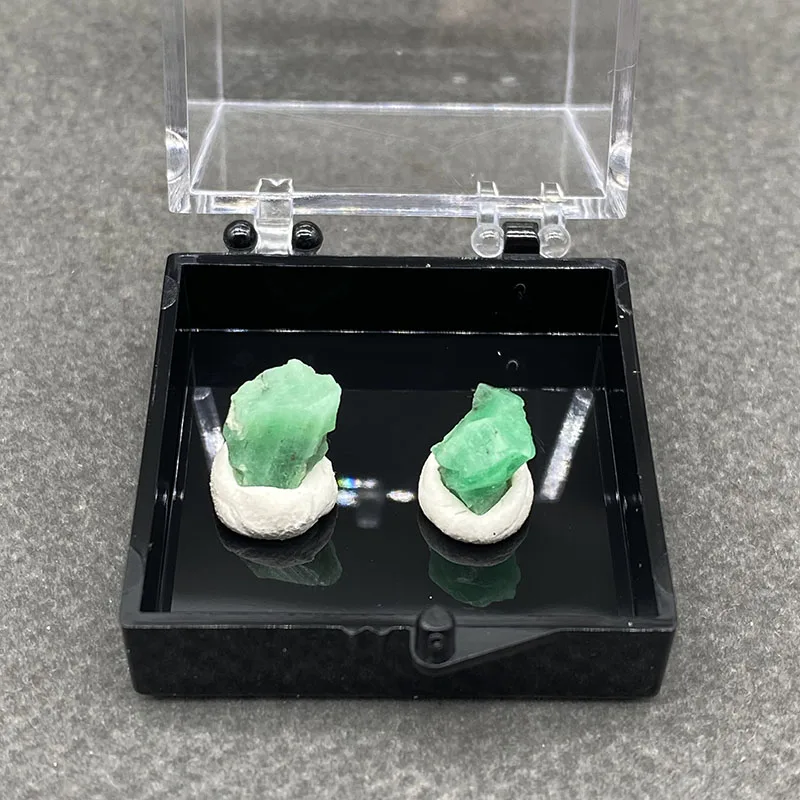 100%  Natural Emerald Mineral Specimens Stones and Crystals Healing Crystal   +Box size:35*35*35 mm