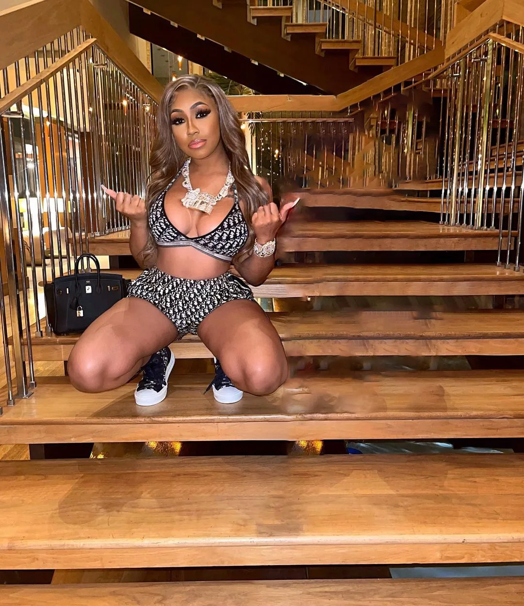 

LEOSD Letter Print Bra Crop Top and Shorts Set Two Piece Set Matching Suit Streetwear short Sleeve Tops+shorts Set Tracksuits