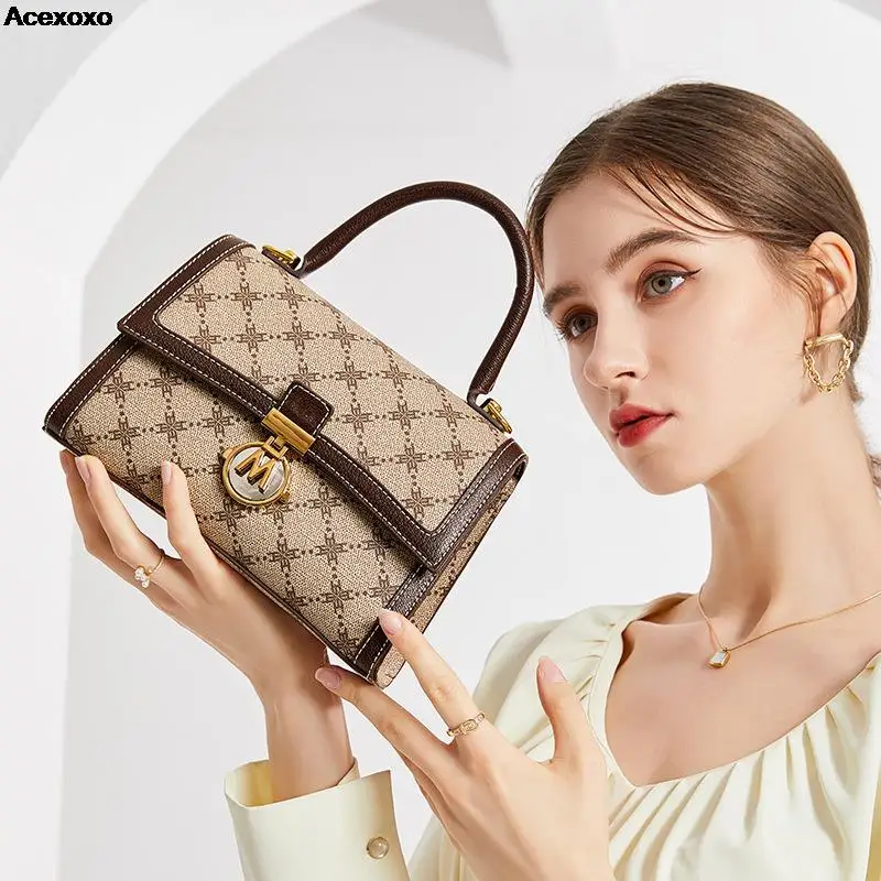 

The new women's bag is stylish and portable