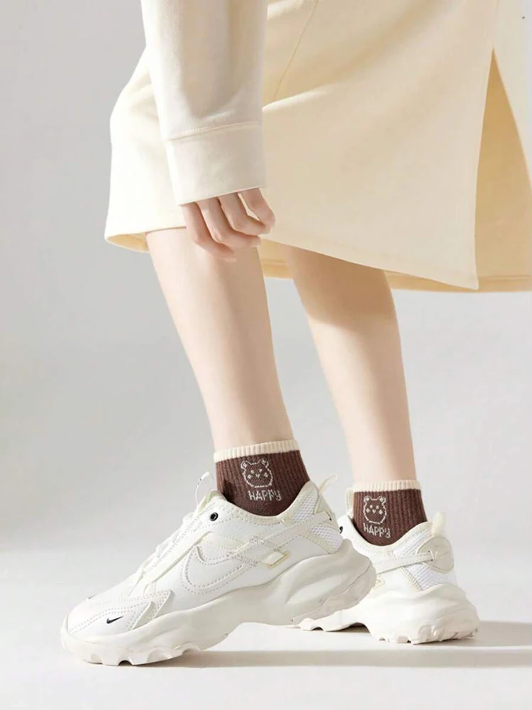 5-Paar kurze Cartoon-Socken für Damen, trendig, vielseitig, niedliches braunes Puppen-Design, College-Stil, schweißabsorbierend, atmungsaktiv, lässige Socken – Detail 3
