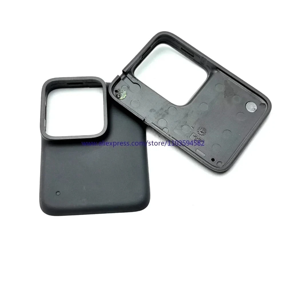 GoPro Hero 6 noire avec son étui de protection, posée sur une table en bois.