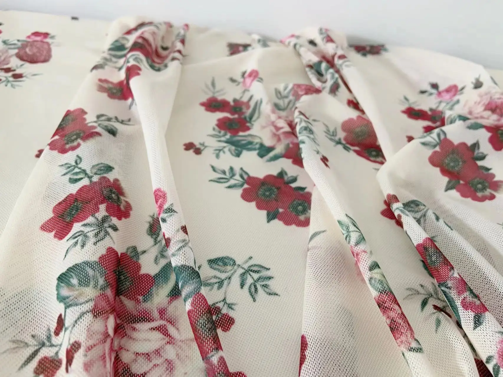 

Ivory Printed Red Flower 4 Way Stretchy Gauze Dip Dyed Floral Elastic Tulle Power Mesh Fabric for Lingerie,Sexy Ball Gown