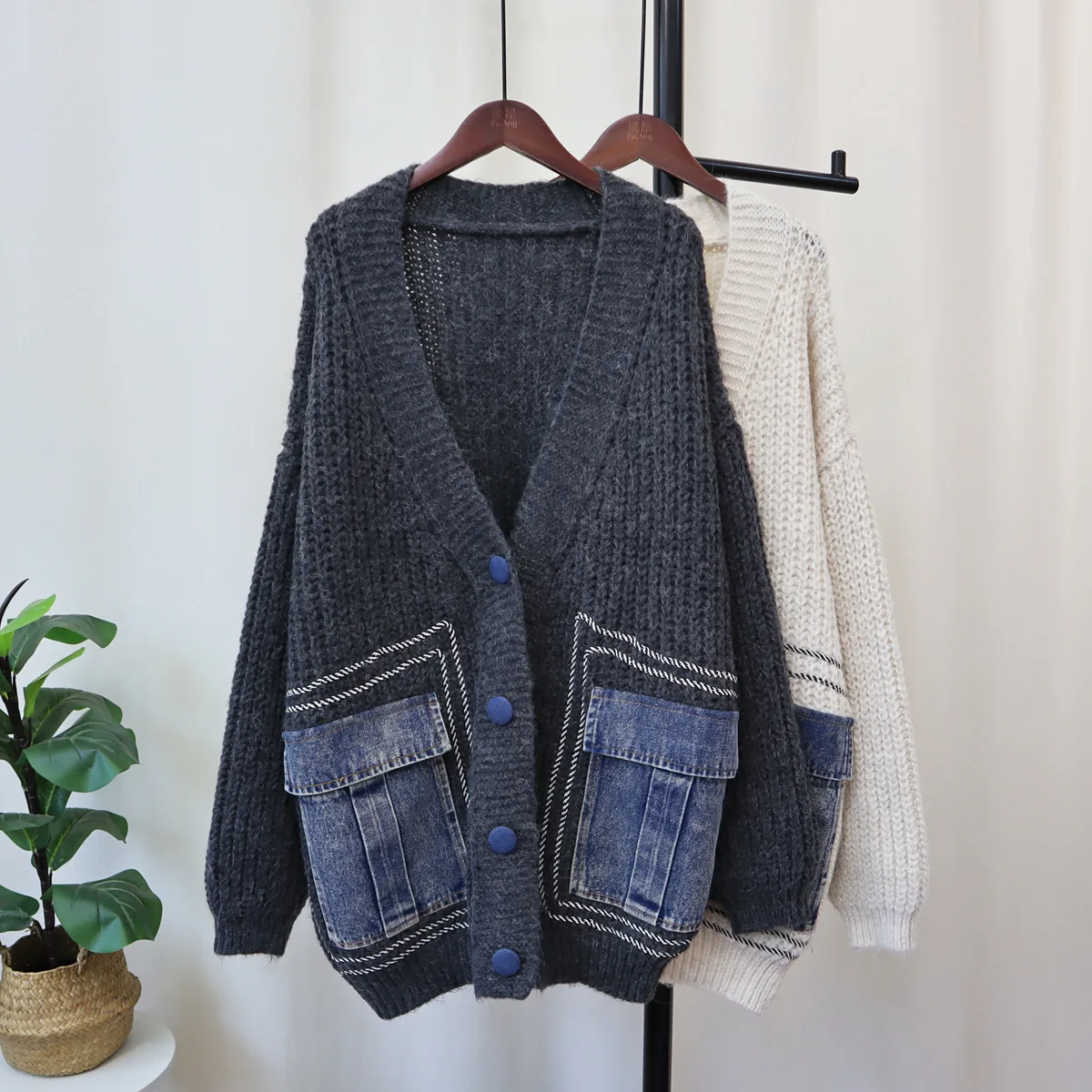 

2023 Autumn Winter New Korean Version Loose V-neck Knitted Cardigan Soft Lazy Women Sweater Jacket Coat Fashion
