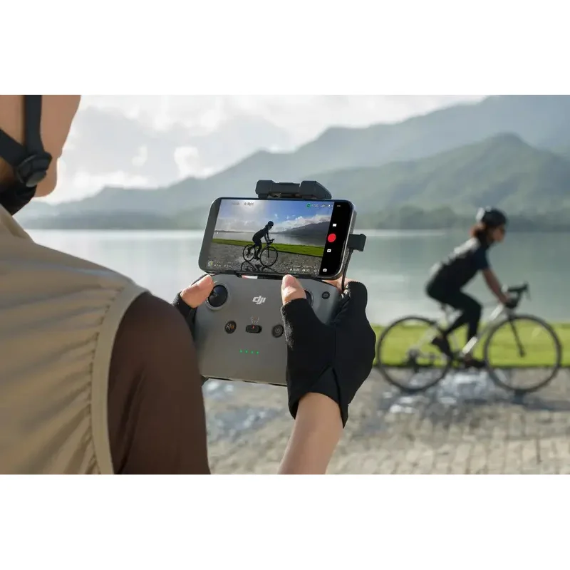 Télécommande originale DJI RC-N3 tenue en main, sticks en position, compatible Mini 5 Pro, Flip, Neo 2, Air 3