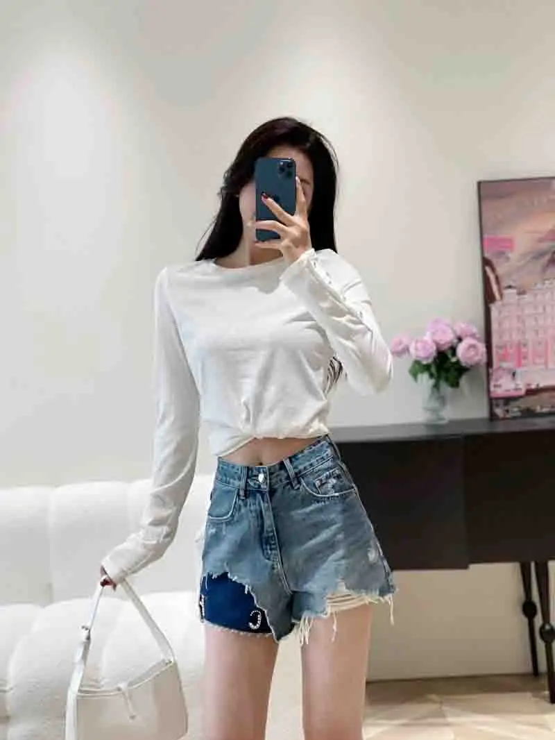 

Street style trendy women's shorts, fashionable and avant-garde, distressed with irregular edges, two pieces of denim shorts