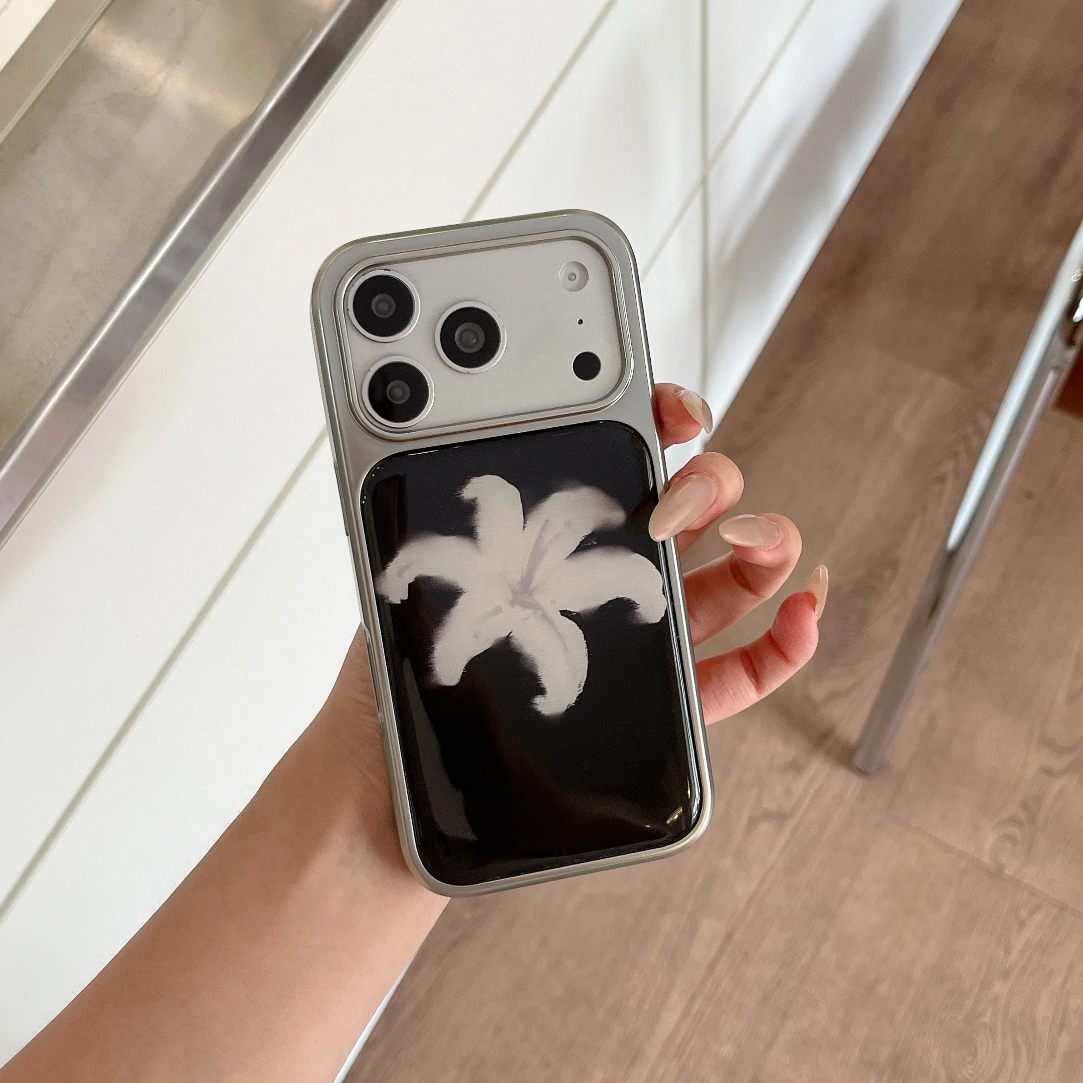 Elegant Black Glossy Phone Case with Silver Electroplated Frame and White Ink Lily Design