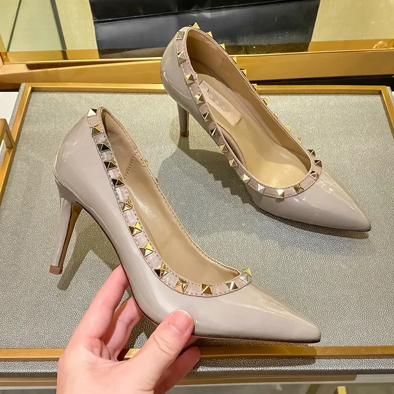 Riveted high heels for women, new niche style, versatile single shoes for women, internet celebrity, high-end, simple, retro wed