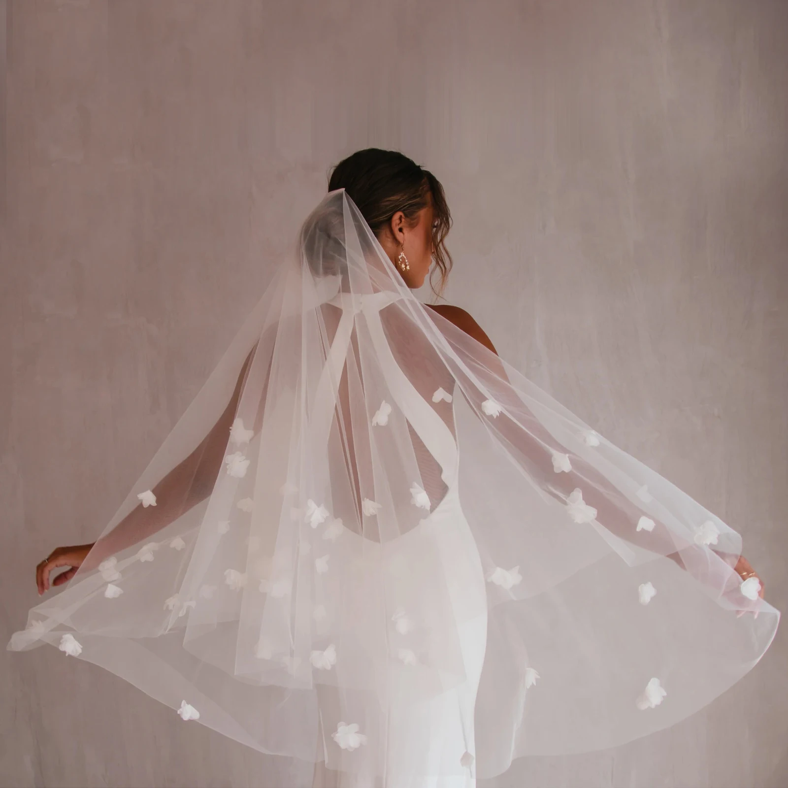 V111 2 Tier Bridal Veil Blush Floral Wedding Veil Fabric 3D Flowers Scattered Drop Bridal Illusion Comb Cover Face bridal veil