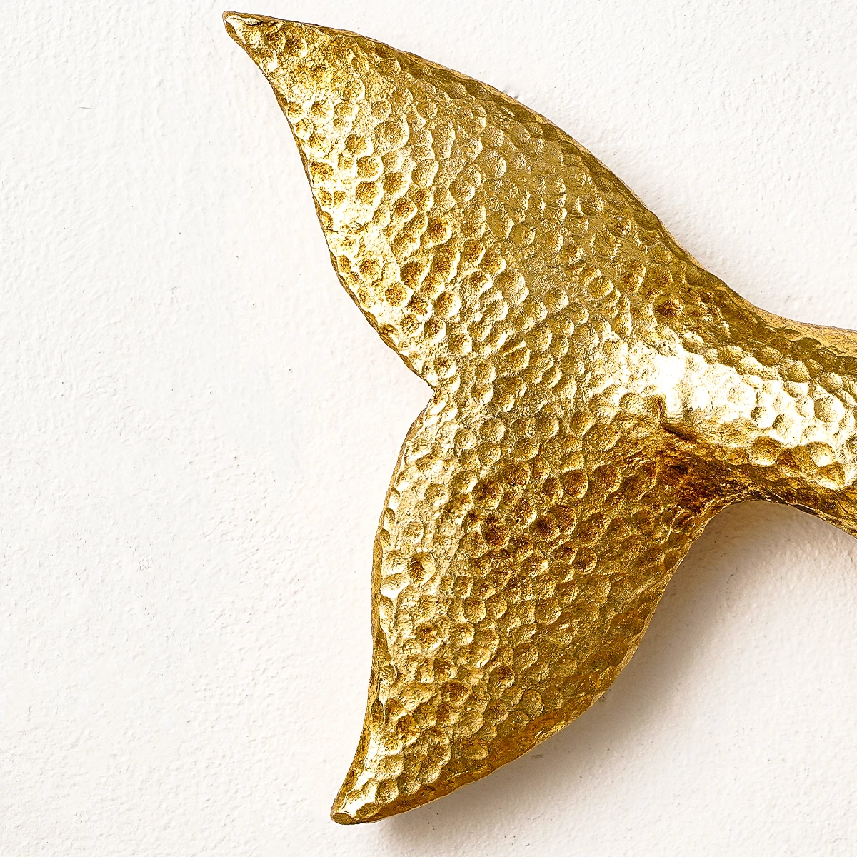 1PC, resin whale ornament, special design of mirror inlay on the surface, suitable for home wall decoration, shooting props