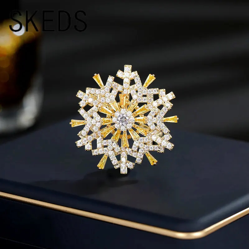 SKEDS 세련된 코트 핀 실크 스카프 숄 버클 트렌디한 가디건 회전 가능한 눈송이 브로치가 있는 가을 겨울 의상