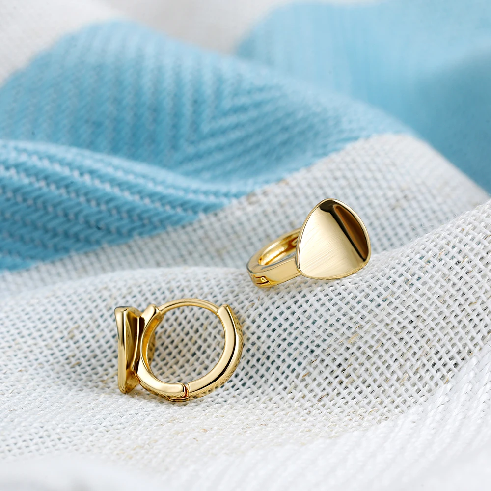 Simple Korean Geometric Heart Rhombus Piercing Huggies for Women New Trendy Gold Color Hoop Earrings Statement Jewelry