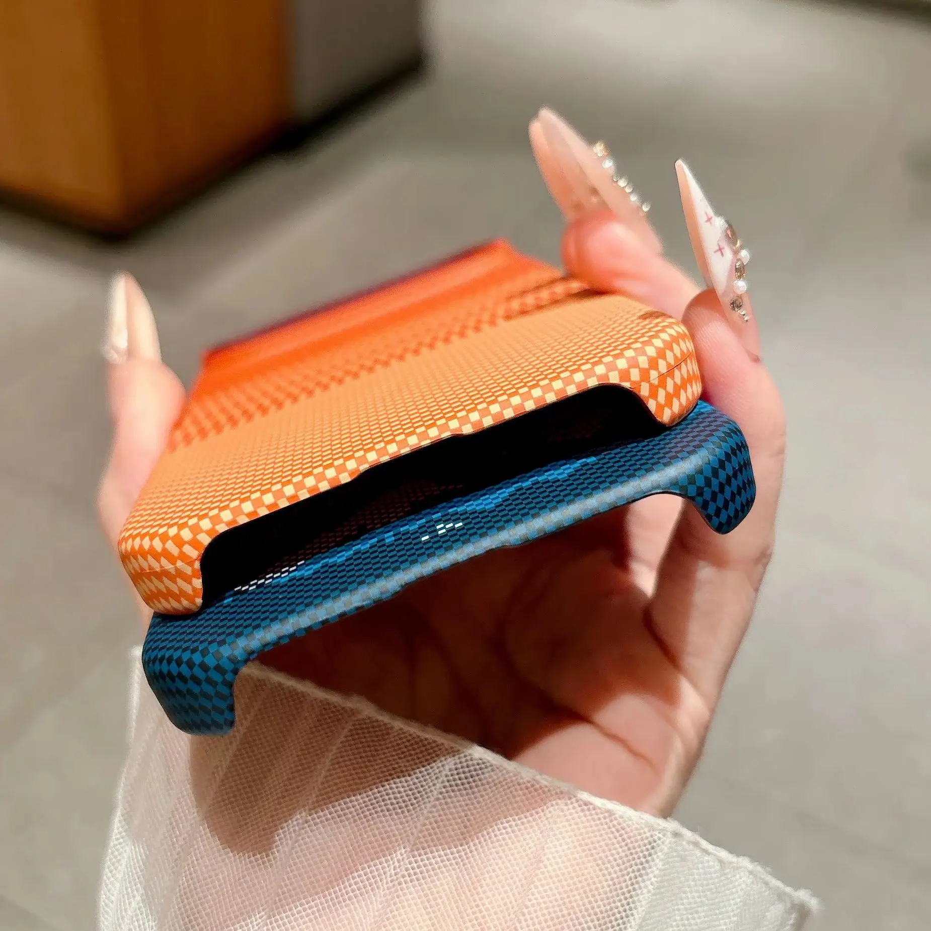 Sleek Carbon Fiber Magnetic Case with Matte Finish for Enhanced Wireless Charging