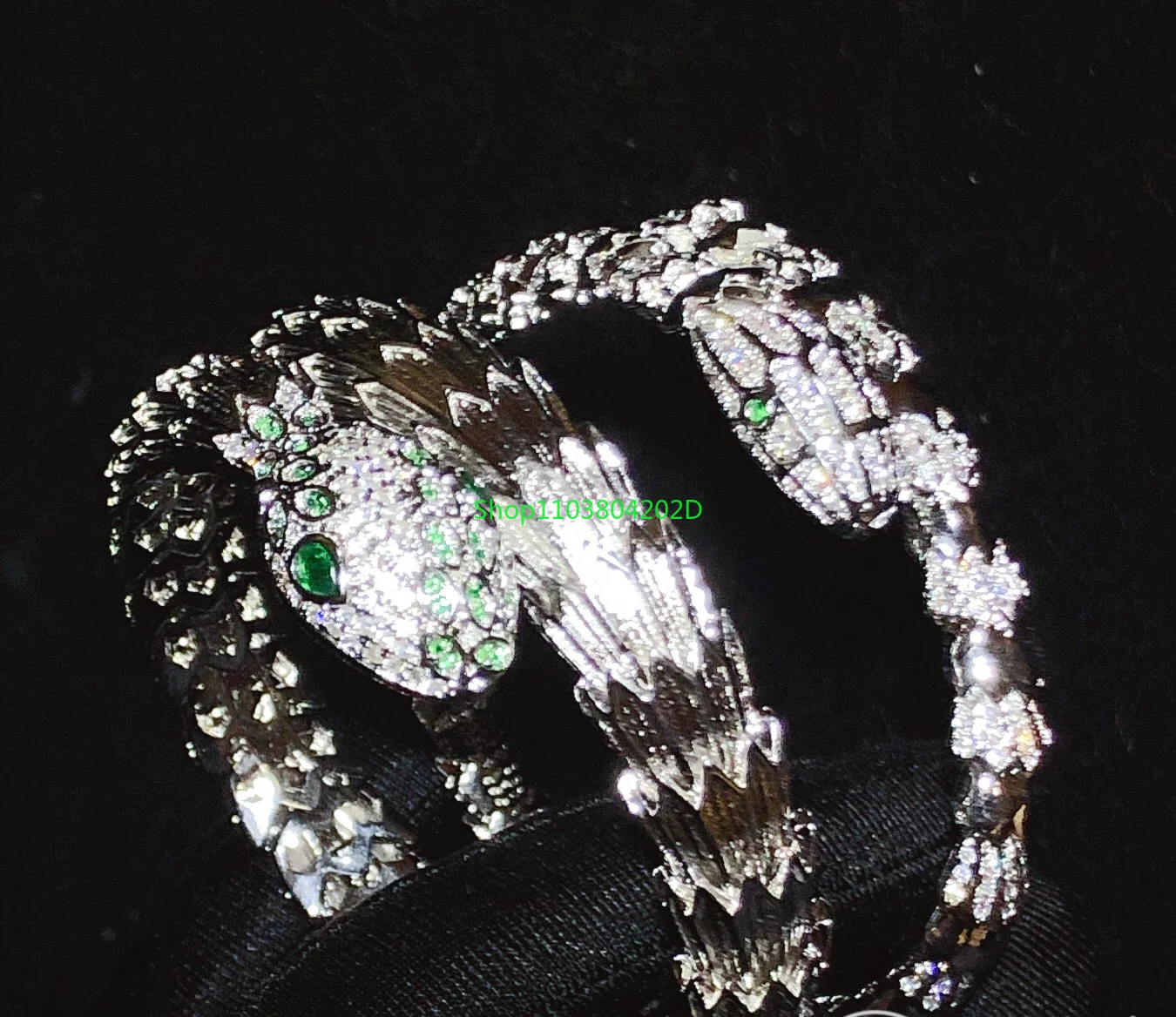 

Green Eye Snake Head Elastic Opening Bracelet Boys and Girls Scale Snake Head Bracelet Inlaid with Diamonds