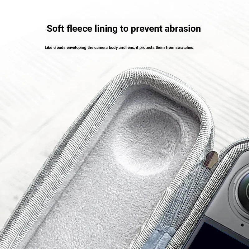 Sacoche de protection pour Insta360 X4 et X5 posée sur une table, vue de dessus avec sa bandoulière.