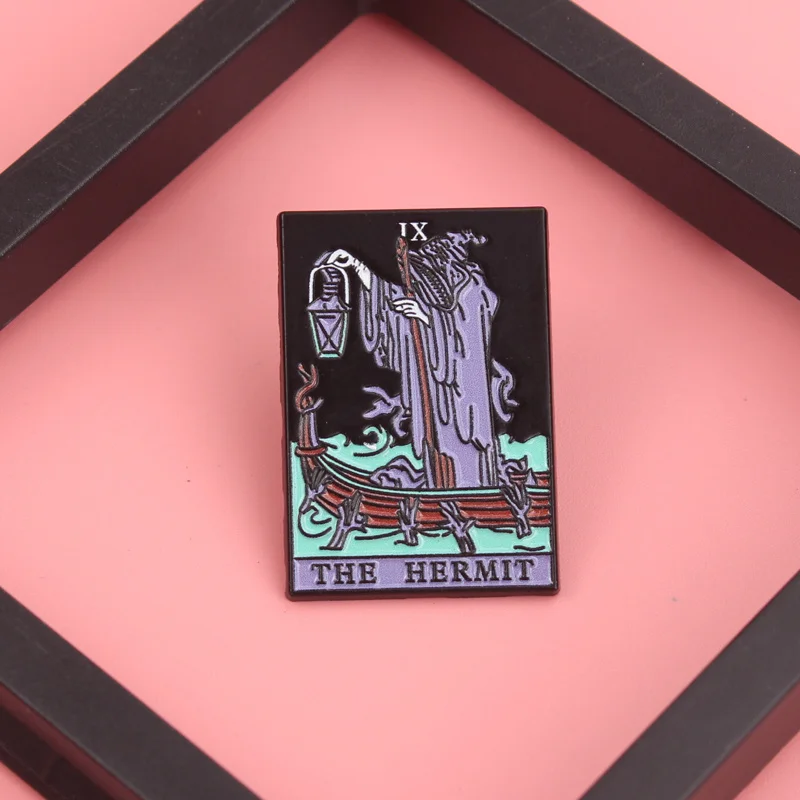 Hermetische Laternennadel – Violetter Robed Sage navigiert Stygian Waters mit IX Sigil [Tarot Arcanum Jewelry]