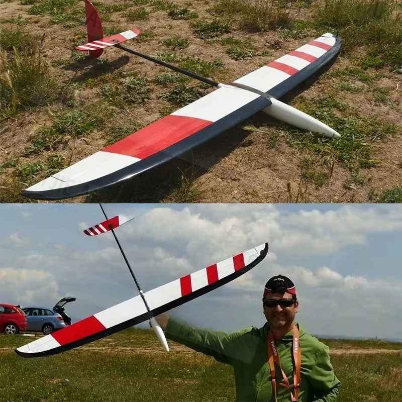 Planeur RC F3K lancé en plein vol, ciel bleu en arrière-plan, démonstration de stabilité.
