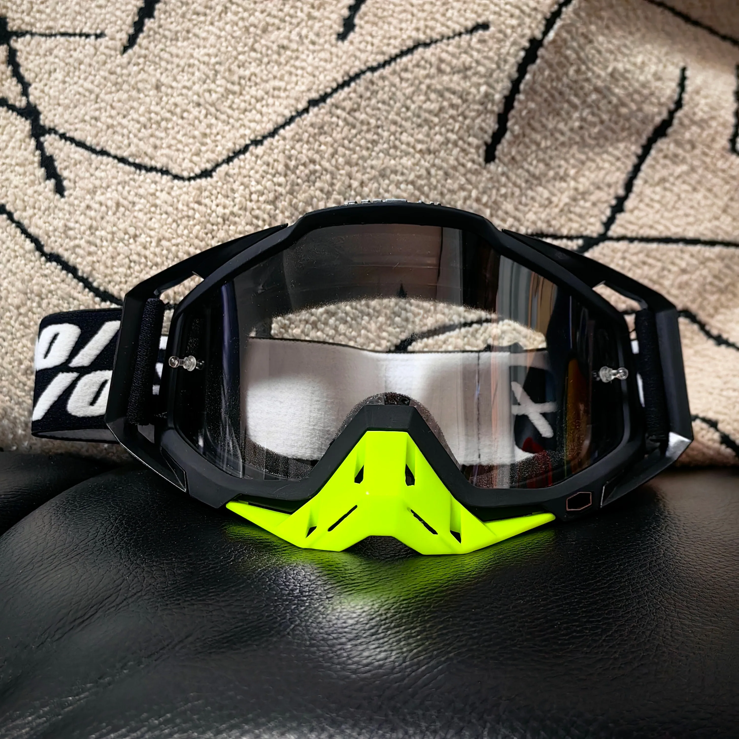Vue de profil d'un demi-masque filtrant professionnel N-7 à N-12 rouge, idéal pour travaux industriels.
