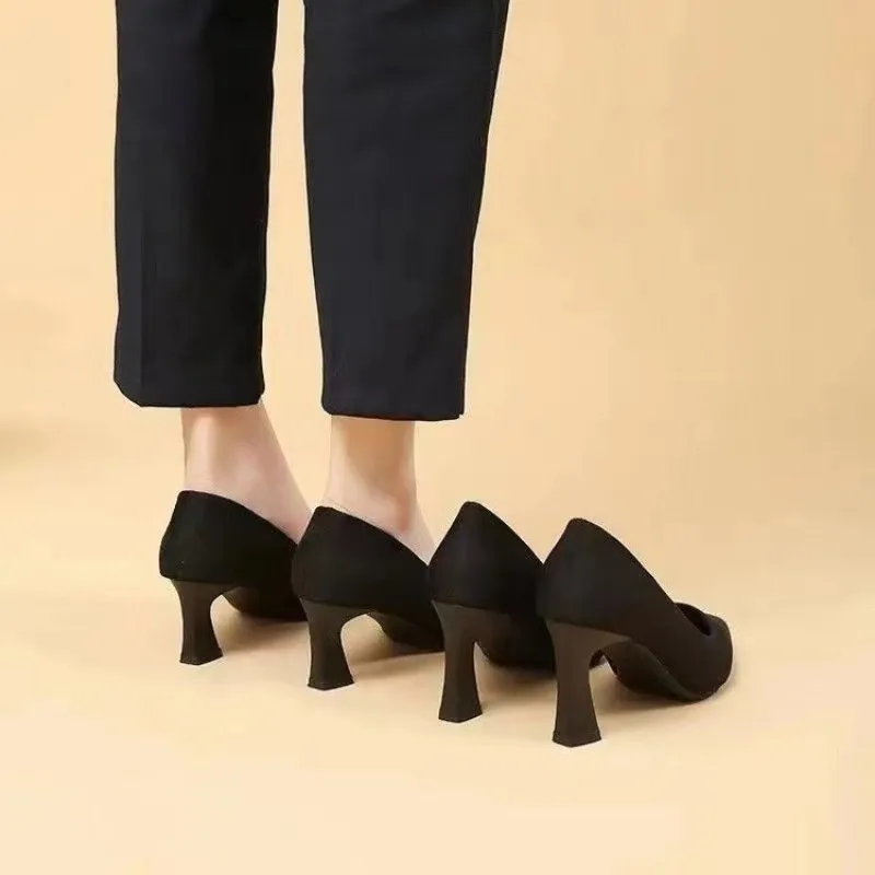 حذاء كعب أسود بتصميم ناعم