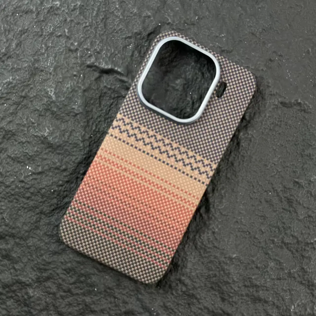 Ultra-Thin Aramid Fiber Kevlar Phone Case with Magnetic Wireless Charging Compatibility