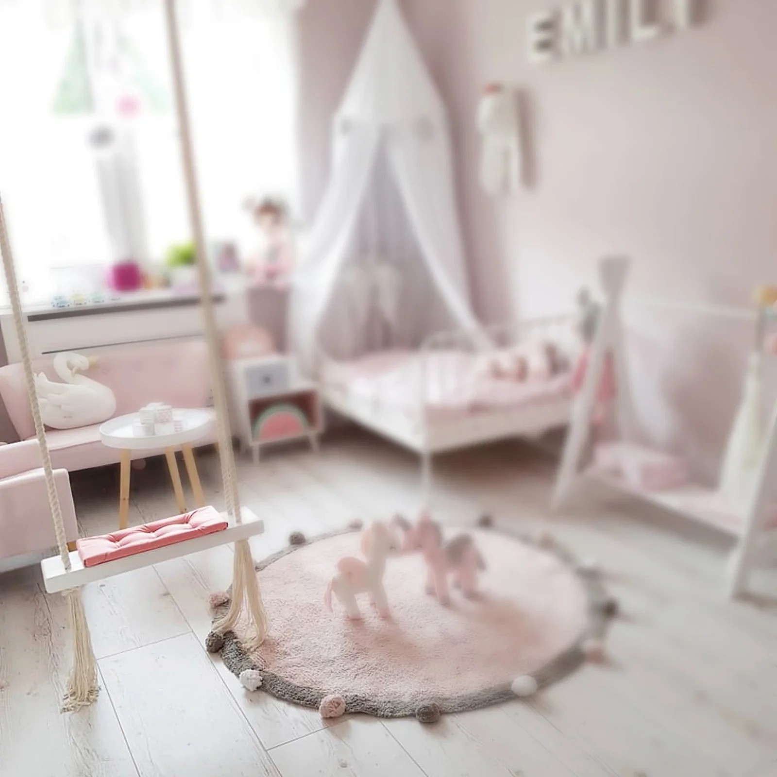 Holzschaukel für Kinder, umweltfreundliche Innen-/Außenschaukel W | Rosa Schwammkissen und 5 m langes Hanfseil für Kinderzimmer, Garten – Detail 2