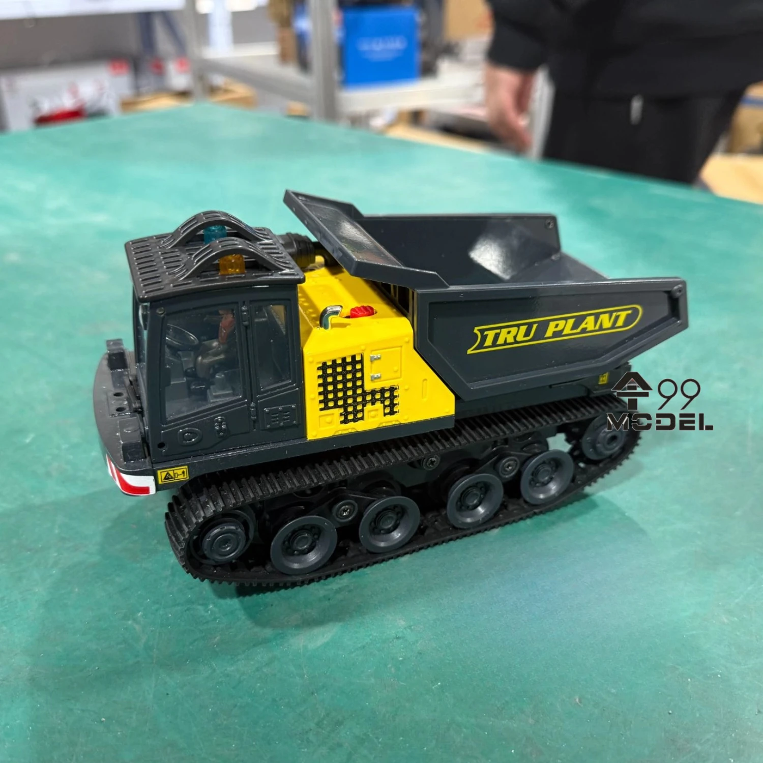Détail du poste de pilotage du camion benne RC T14R avec éclairage et effet sonore