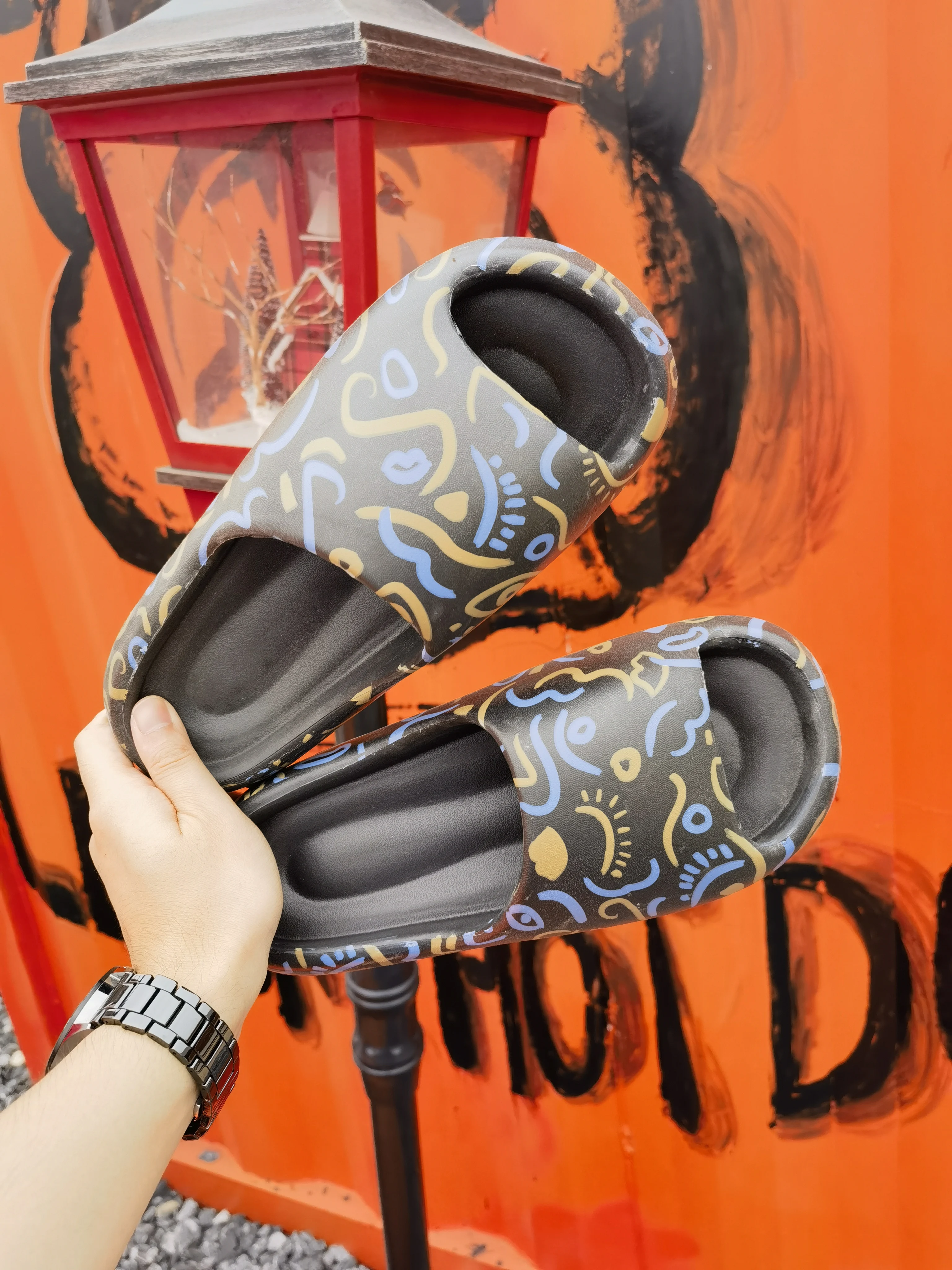 Сандалии и шлепанцы для мужчин и женщин