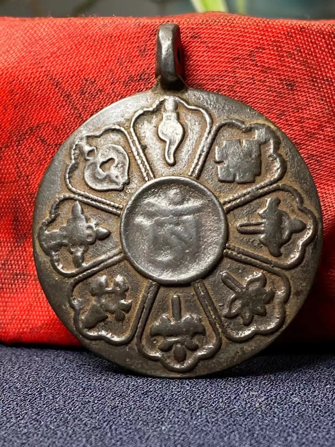 

2"Tibetan Temple Collection Old Bronze Cinnabar Auspicious Eight Treasures Buddhist flowers Buddha Card Amulet Dharma Town House