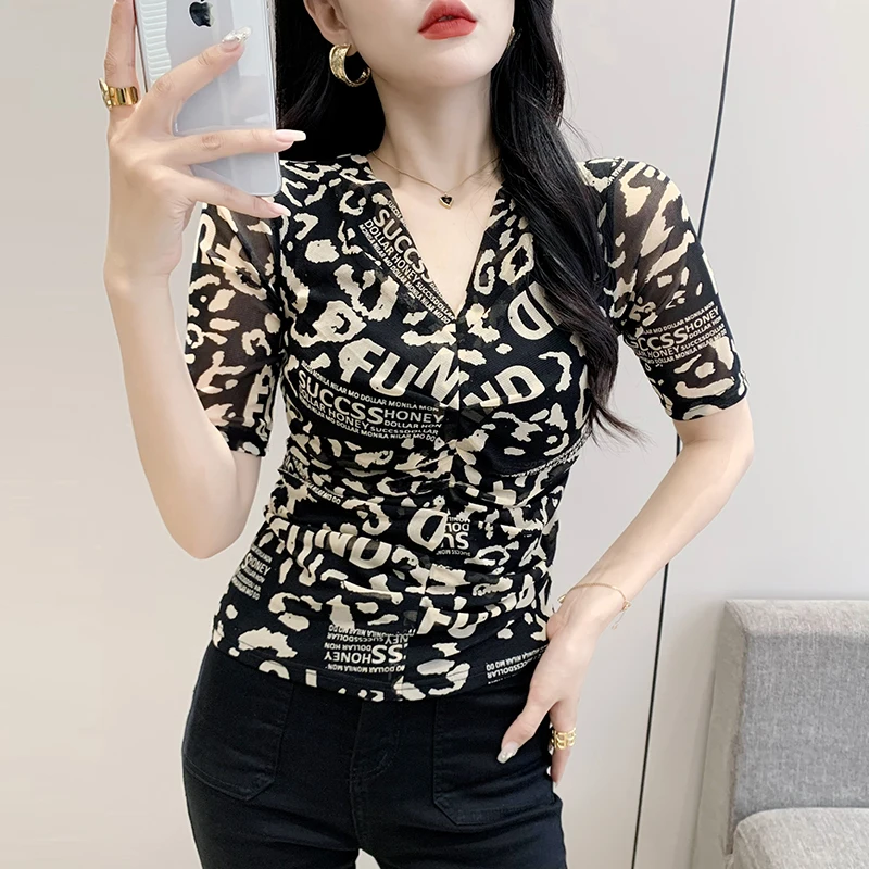 

2023 New Summer European Clothes T-Shirt Chic Sexy V-Neck Draped Print Letter Shiny Diamonds Women Tops Short Sleeve Tees 34168