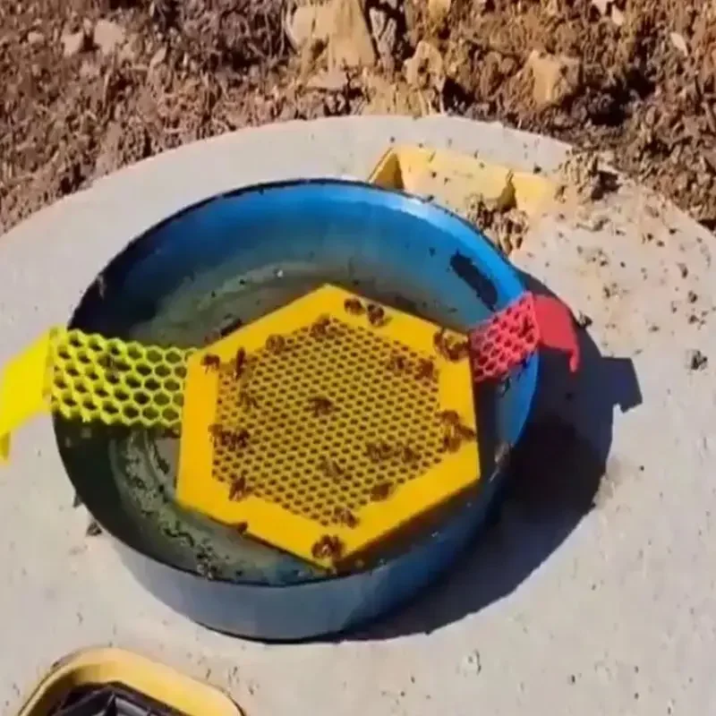 Floating Bee Island-Bee Waterer Netted Floating Bees Stay At Drinking Stations Simple Non-Toxic Beekeeping Special Water Feeder bee water feeder