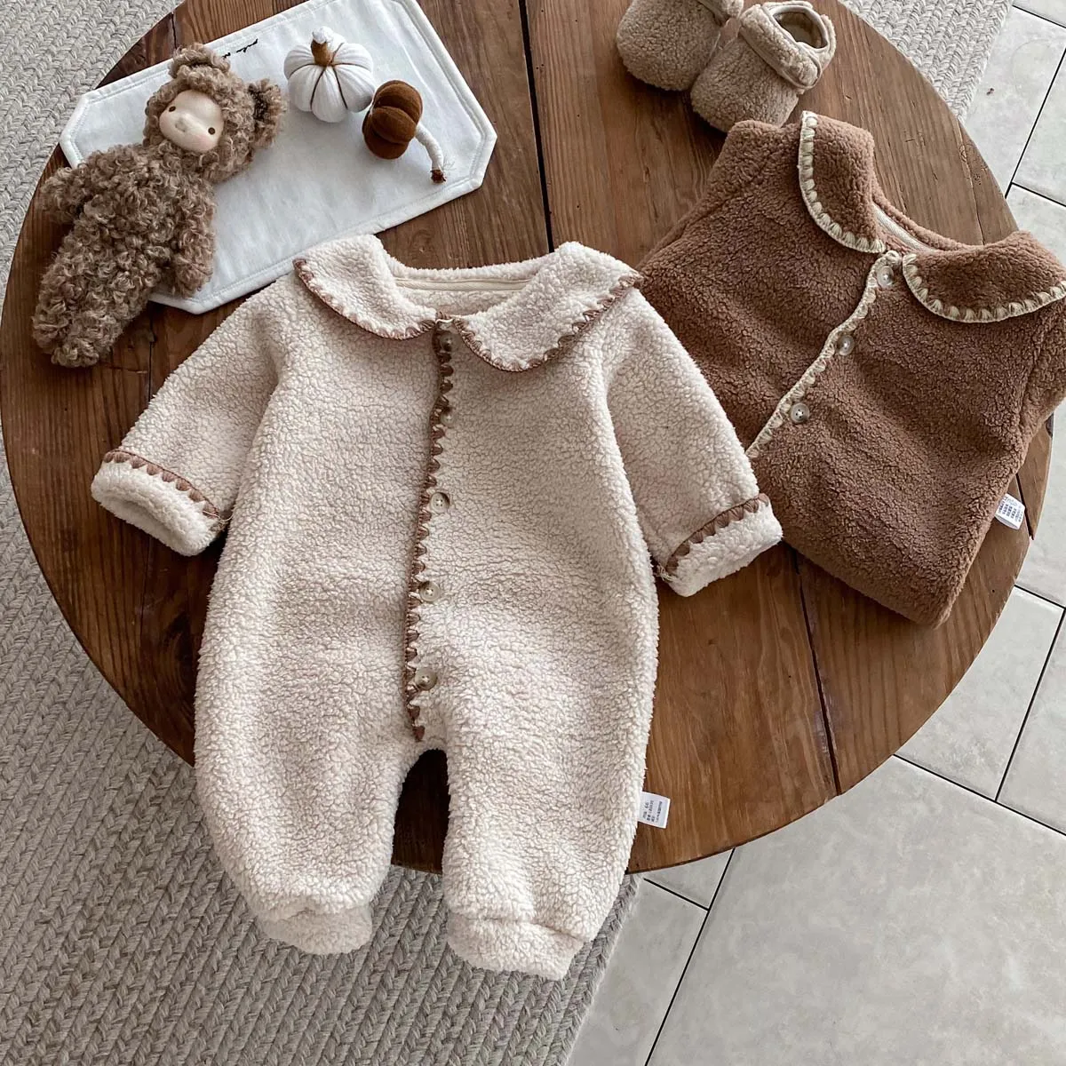 Description Picture 4 of itemBaby's winter lapel fleece-lined long-sleeved jumpsuit, male and female baby plush long-sleeved jumpsuit, very suitable for goin