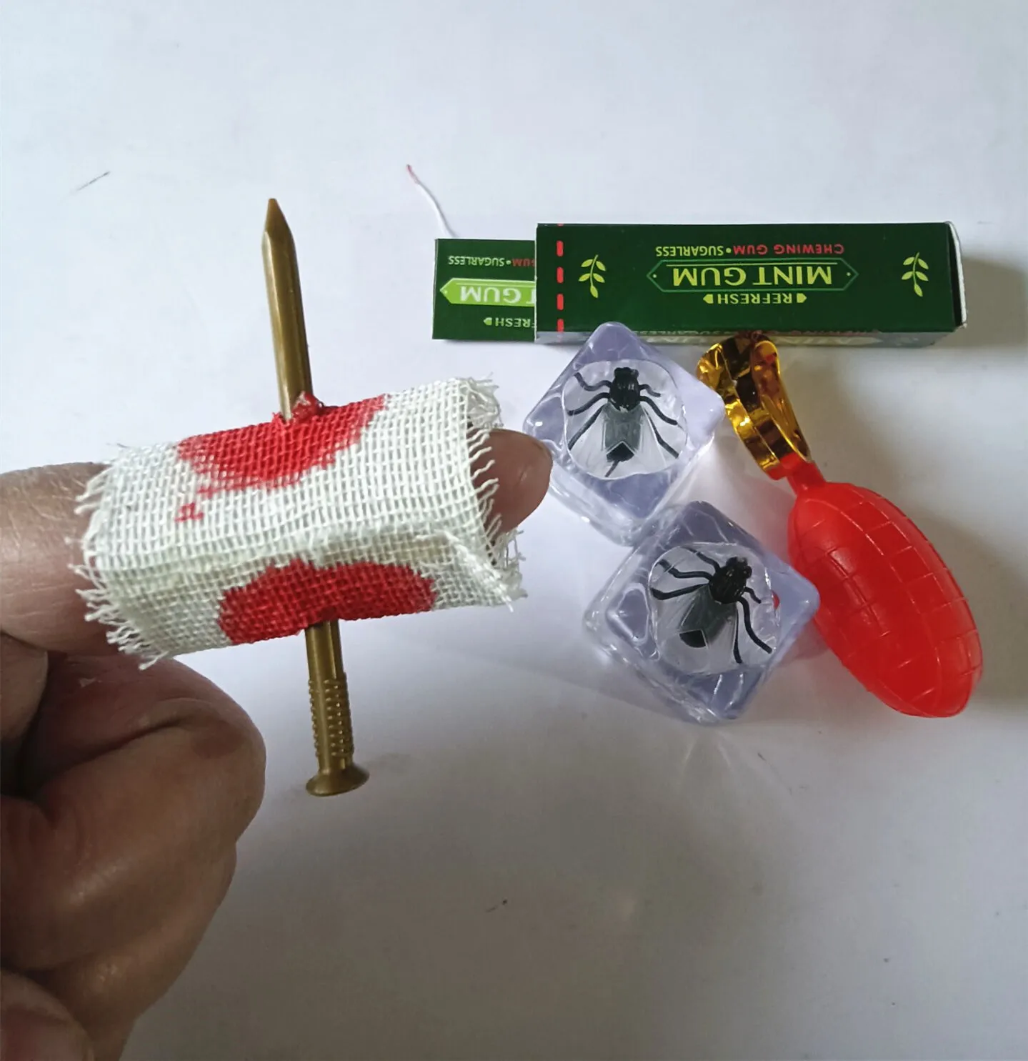 Anillo de agua pulverizada divertido para niños, Piercing de dedo aterrador, cubo de hielo para uñas, juego de moscas, juguetes de broma para Halloween, novedad