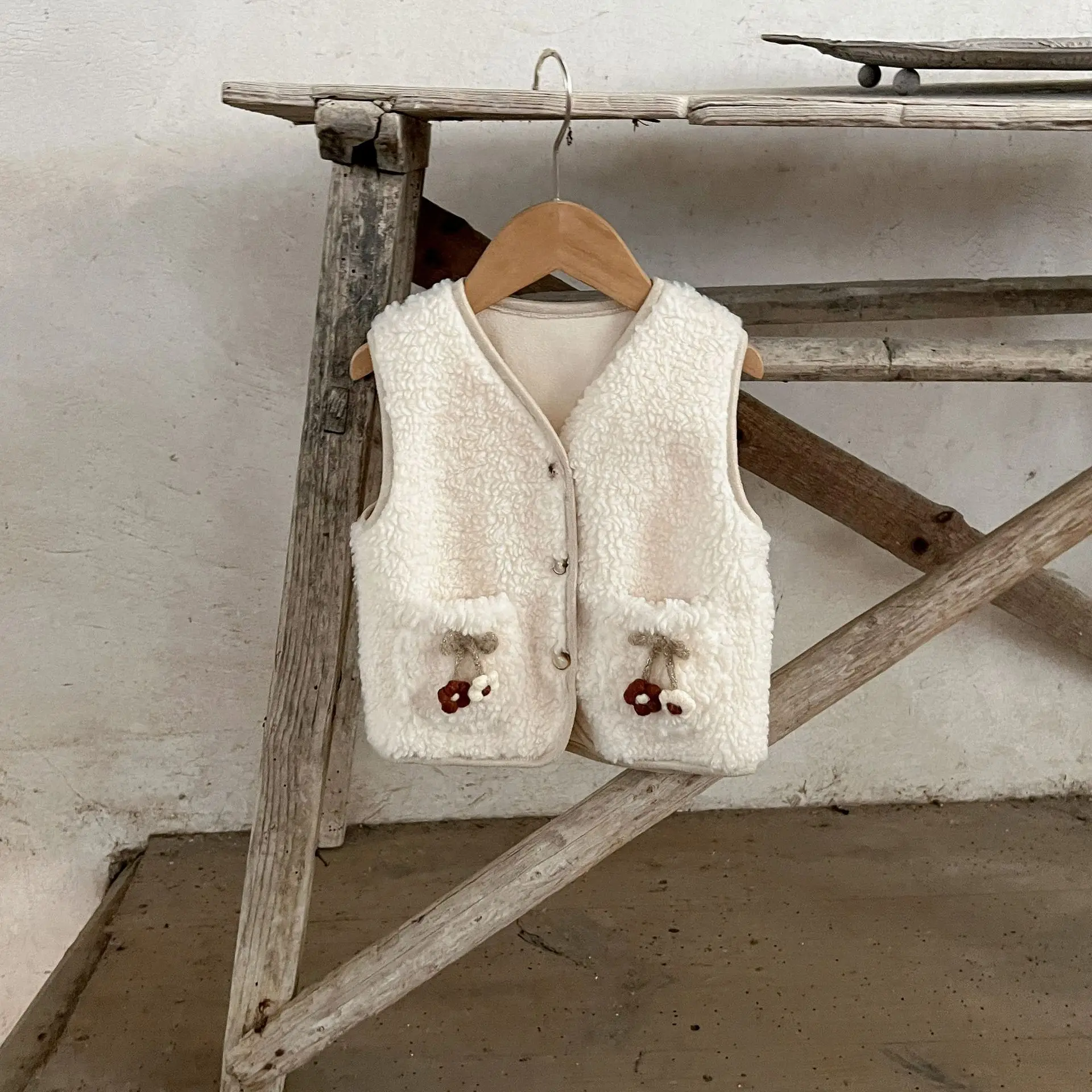 Description Picture 6 of item2025 New Baby European and American Vest Autumn and Winter Baby Cardigan Vest Baby Sleeveless Vest Coat