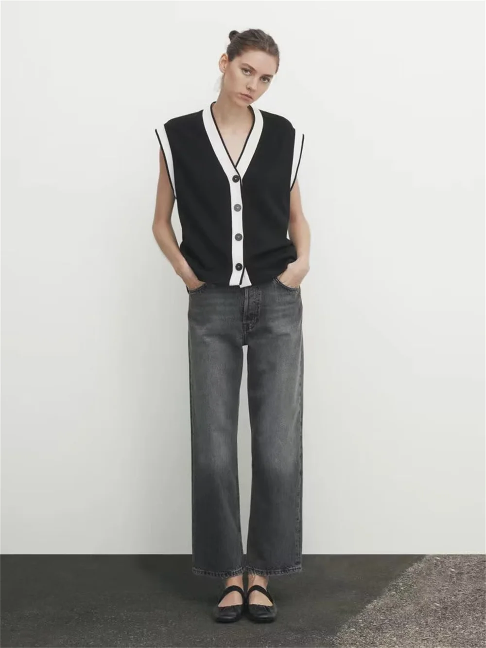 

2023 Autumn Contrast Color Knitted Vest for Women Fashion V Neck Sleeveless Single-breasted Cardigan Lady Sweater Vest Tops