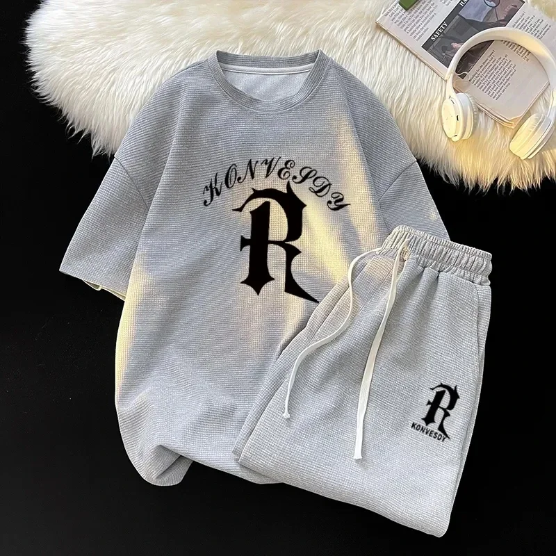 thumbnail image 1 of Conjunto de dos piezas deportivo de gran tamaño de estilo universitario japonés y coreano para hombre y niño, camiseta holgada informal de manga corta y pantalones cortos, 1 of 5