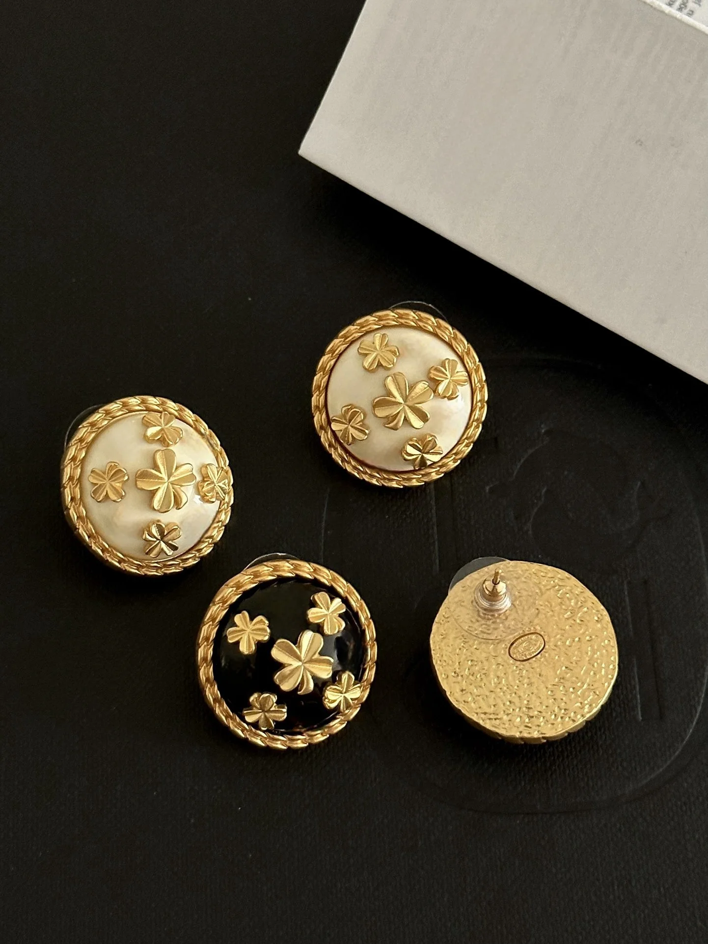 

Stylish and exquisite with a small range of new earrings
