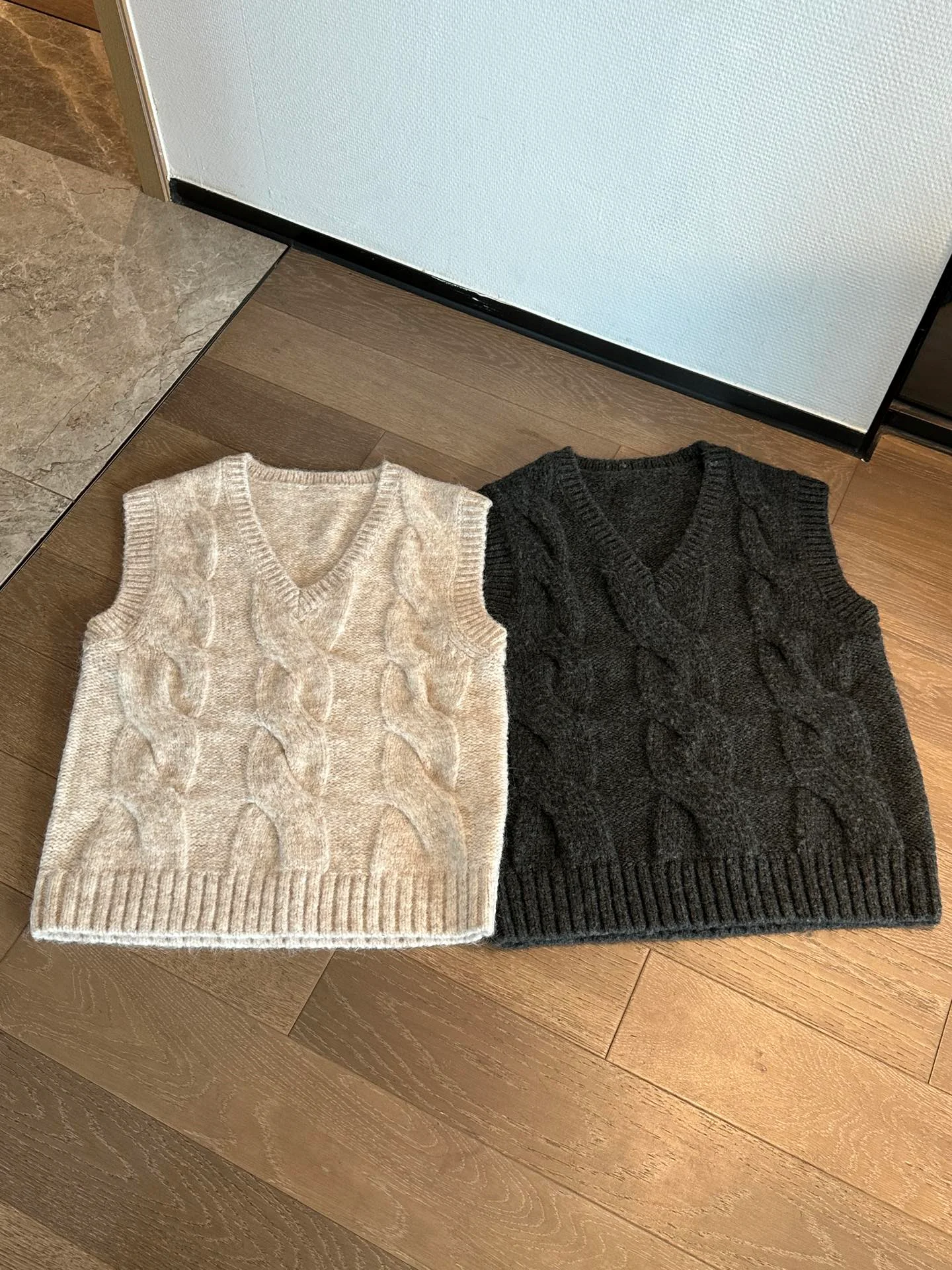 

2023 Couple's twist knitted waistcoat