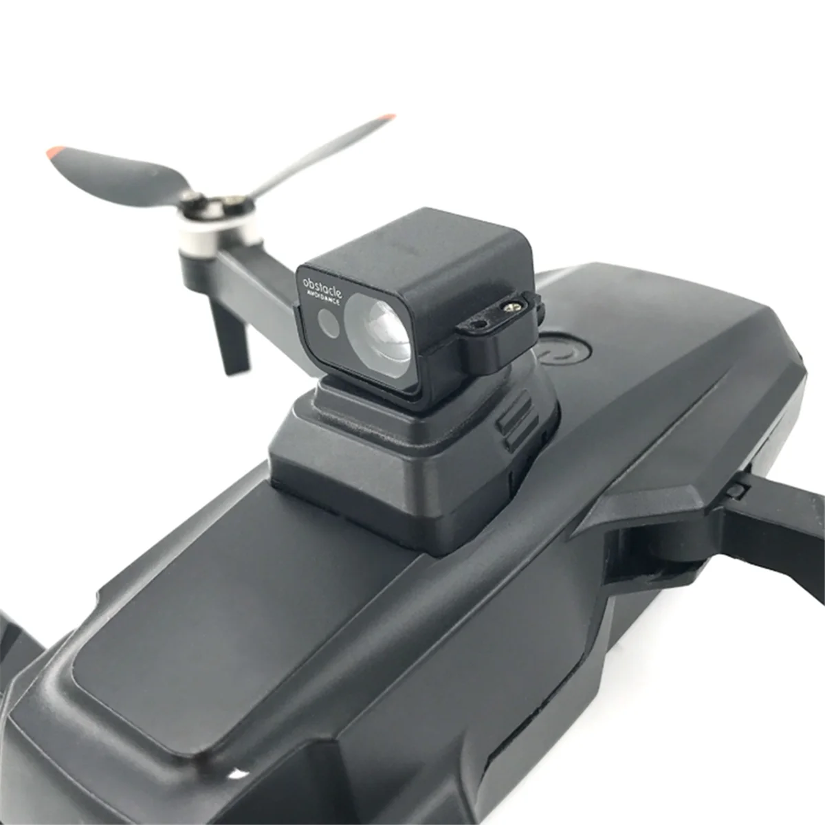 Robot équipé du Capteur de Portée Laser R50-C 50m dTOF pour Drone Professionnel et Robot, naviguant dans un environnement extérieur.